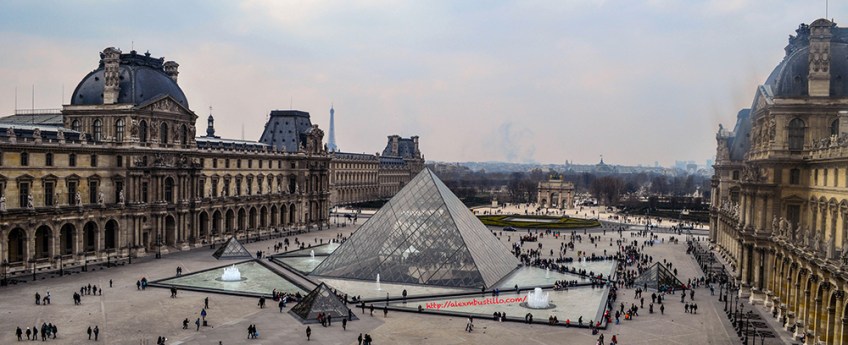 Pei Pyramid, Cour Napoléon, Musee de Louvre , Paris France