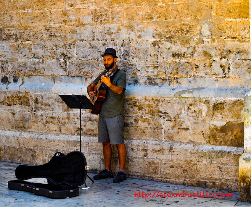 Musician, Streets of Valencia, España Cathedral