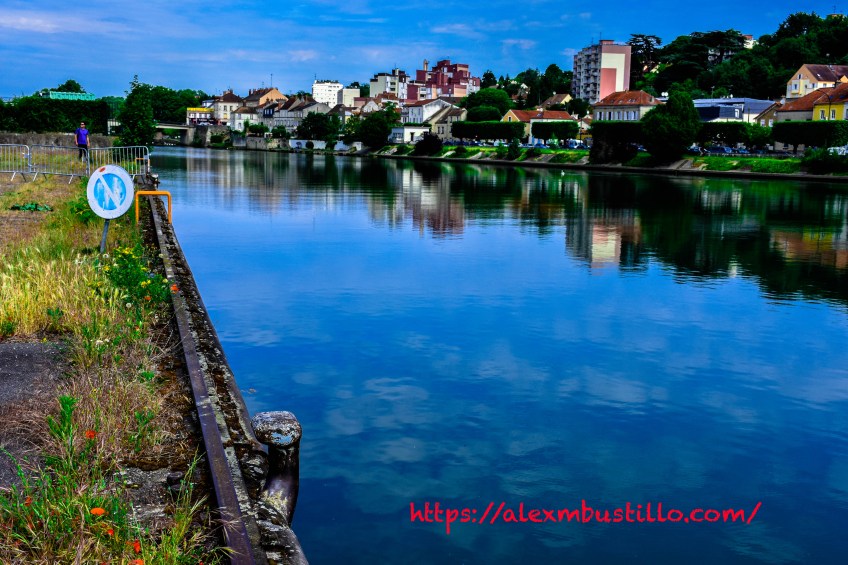 Coté Seine, Market Stand Marché Place du Comté Haymon, Corbeil-Essonnes, France