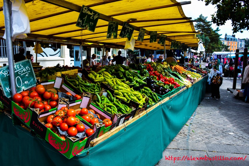 Market Stand Marché Place du Comté Haymon, Corbeil-Essonnes, France