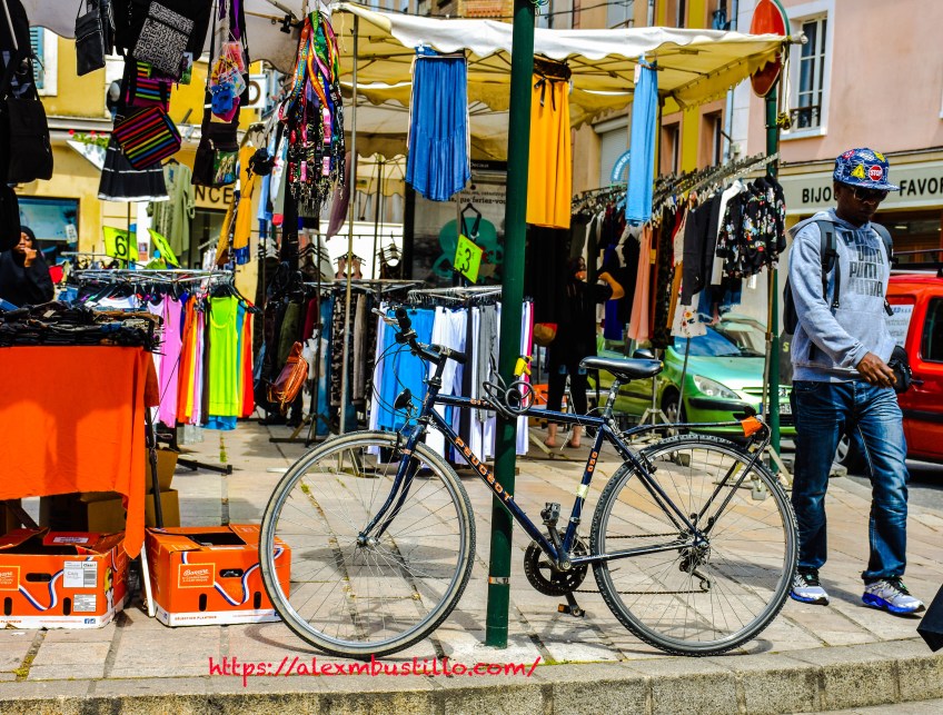 Peugeot Bike, Marché Place du Comté Haymon, Cathédrale Saint-Spire de Corbeil-Essonnes, Corbeil-Essonnes, France