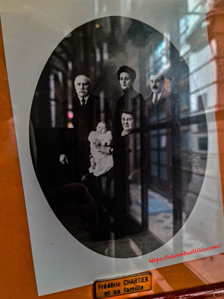 Frédéric CHARTIER et sa famille - Entrance Reflection Portrait