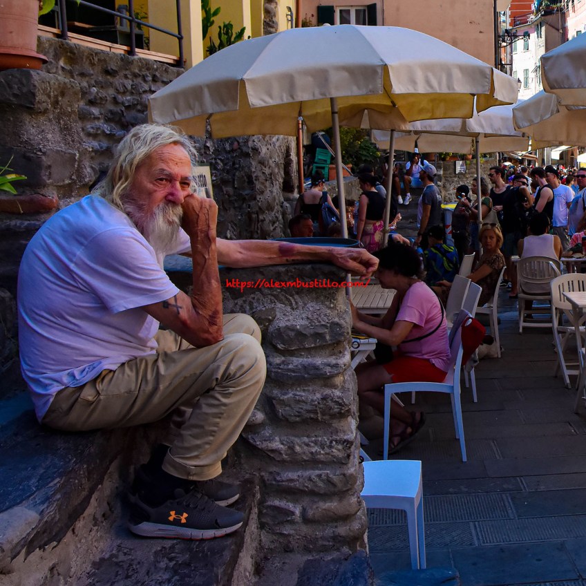 5 Terre Afternoon Crowd Portrait