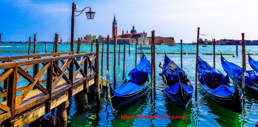 Il Vento Sussurra Alle Gondole di Venezia