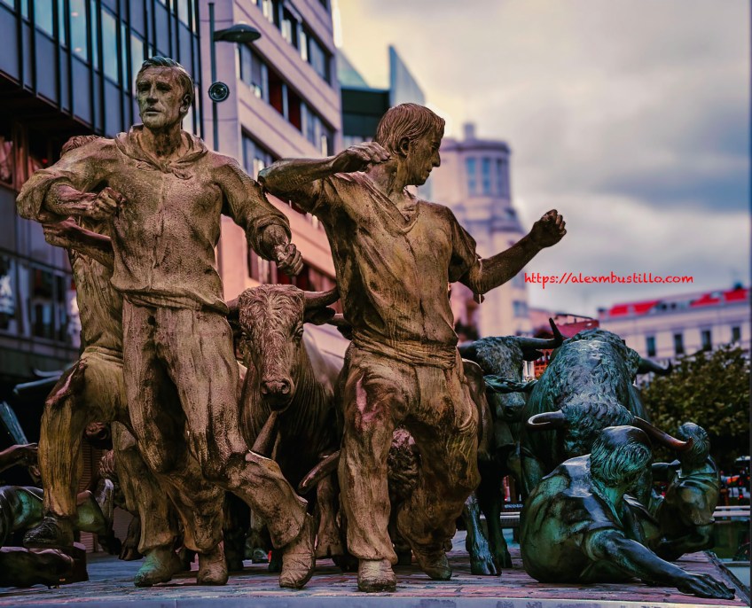 Colores - Monumento al Encierro de el escultor vizcaíno Rafael Huerta
