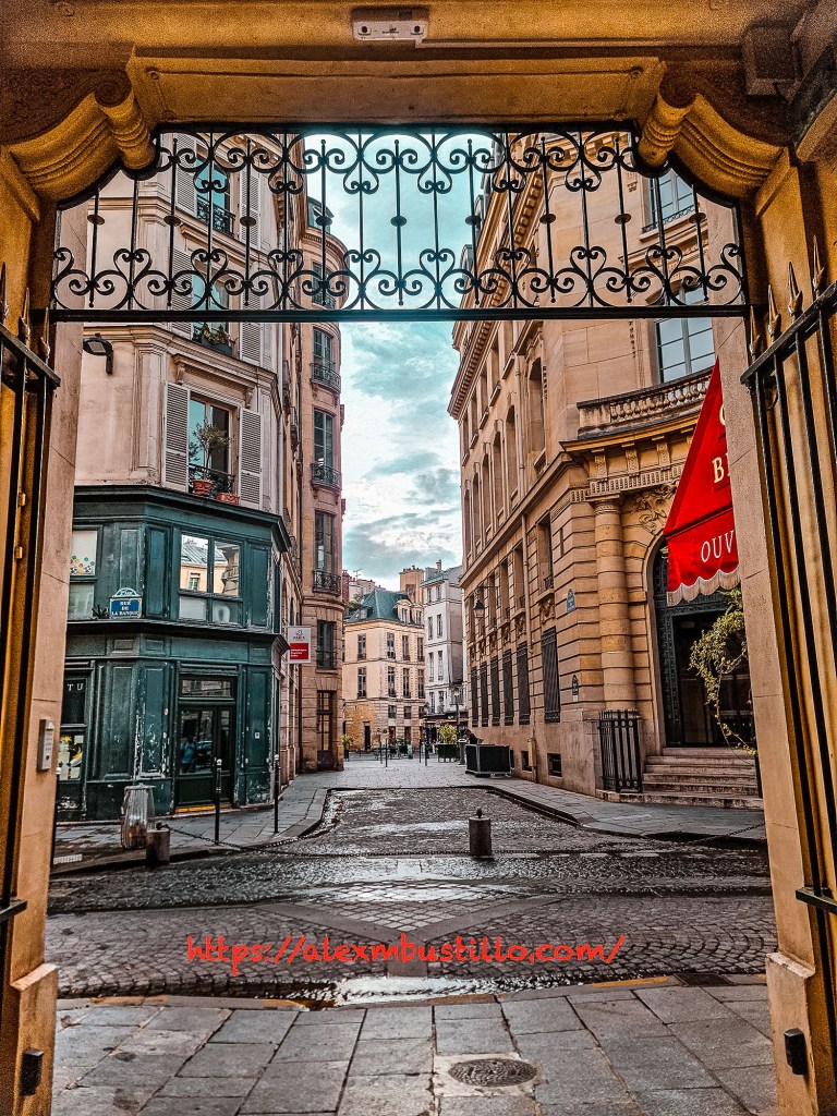 Galerie Vivienne Portrait - Rue de la Banque at Passage de Petits Pères Bis