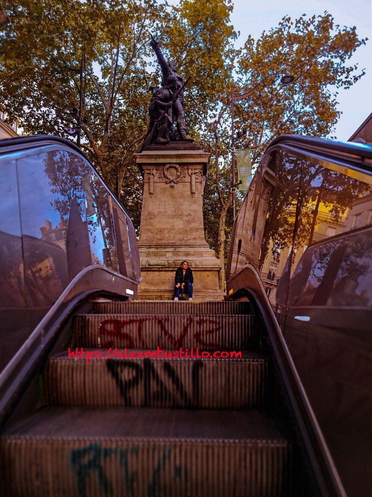 Metro Odeon at blv. Saint-Germain / A Danton 1889, 75006 Paris