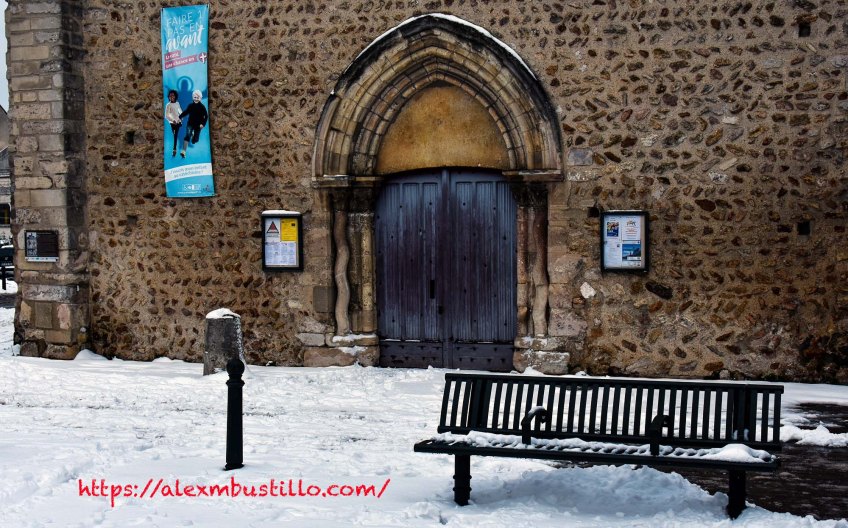 Snowy Bench, Église Saint-Etienne, Corbeil-Essonnes, France