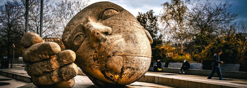 Listen To The Music, L’Écoute, Place René Cassin 75001 Paris